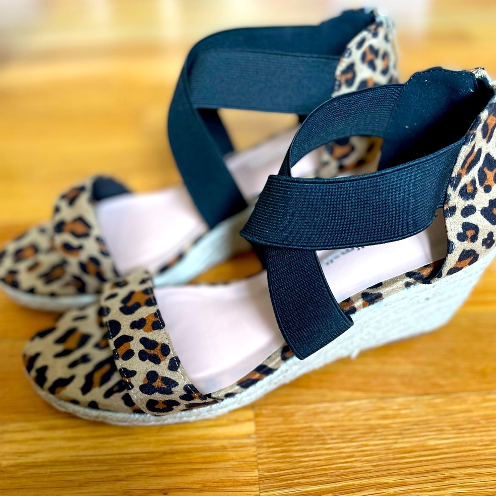 Size 9 Leopard print and black strap Jolimall womens wedge 2.5” heel